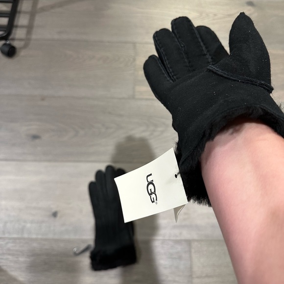🧤 Ugg🧤Exposed Sheepskin Glove Black Woman Medium NWT - Picture 2 of 6